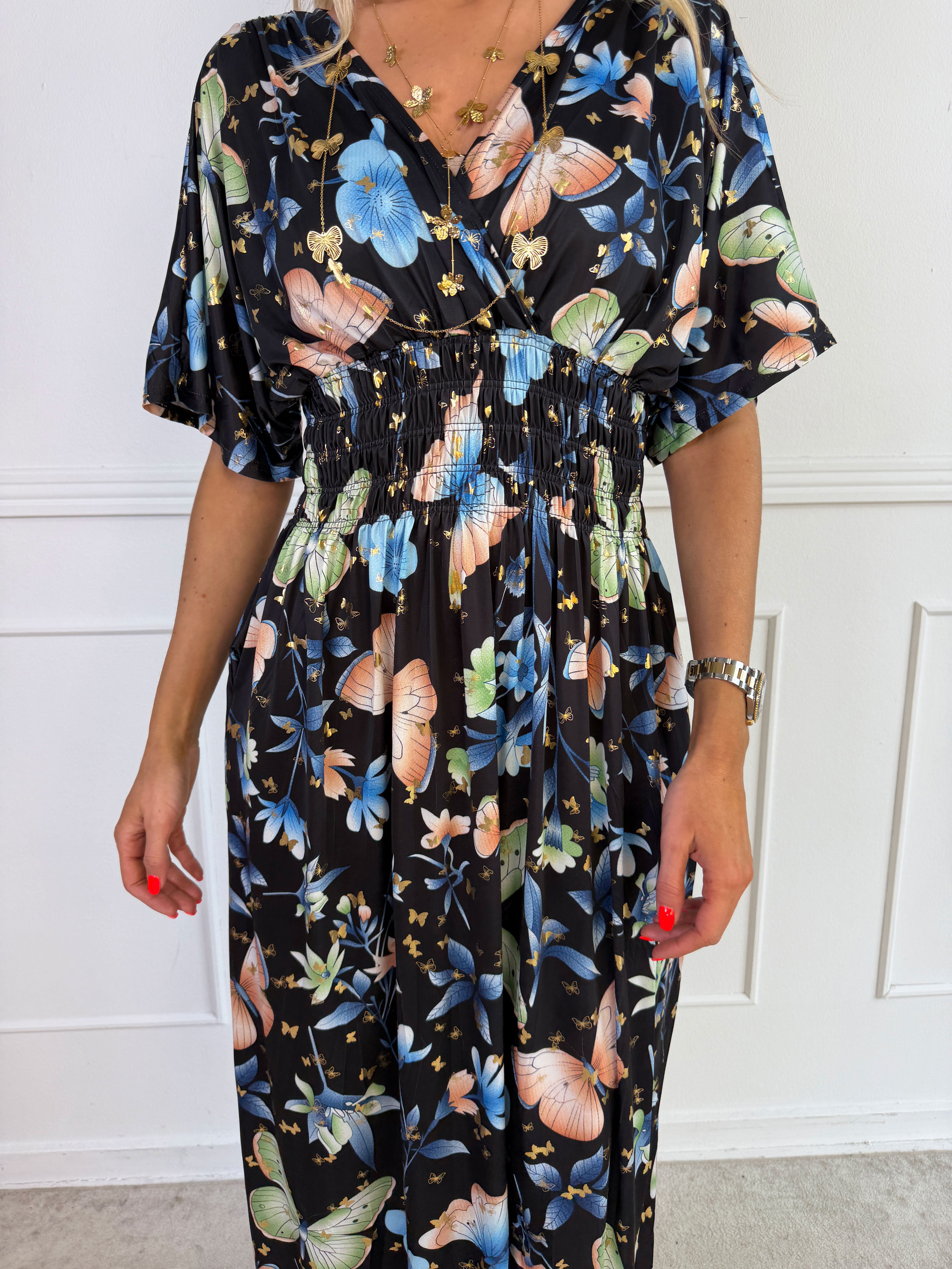 Pams Fairytale - Lang elastisk kjole i fint blomster- og sommerfugleprint